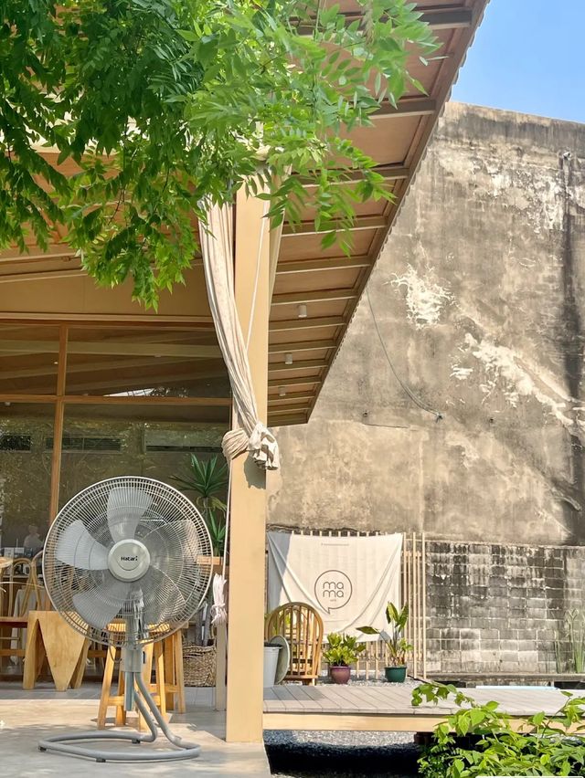 🤎 mama cafe. คาเฟ่ริมน้ำ ใจกลางเมือง รัชดา 🪑🧸