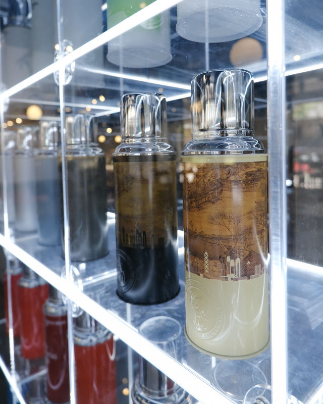靚靚打卡暖水壺牆下嘆脆卜卜乳豬髀