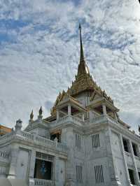 สักการะพระพุทธรูปใจกลางเมือง ณ วัดไตรมิตรฯ