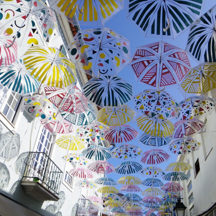 カラフルで壮観なポルトガルの傘祭り「Umbrella Sky Project」は一見の