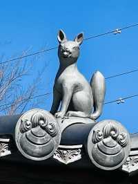 【東京都/北三谷稲荷神社】屋根にいる狐さまが必見