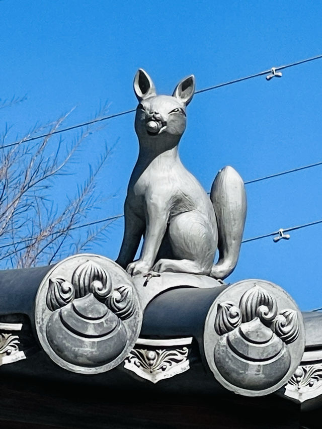 【東京都/北三谷稲荷神社】屋根にいる狐さまが必見
