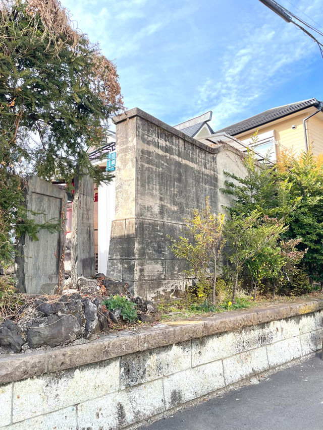 【白玉稲荷神社/東京都】高い塀のような石垣が珍しい神社
