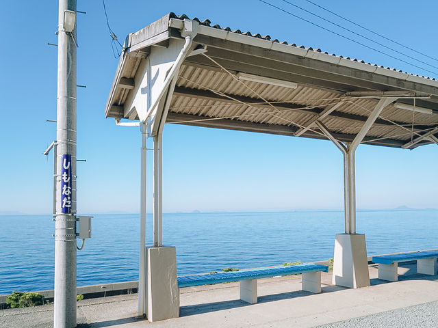 一度は降りてみたい！海が見える日本一絶景の無人駅『下灘駅』