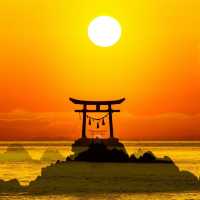 「須磨海水浴場：夕陽美景、赭紅鳥居，感受大自然的威能」