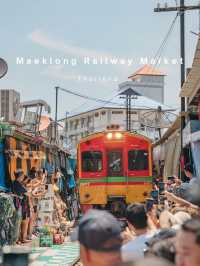【タイ🇹🇭】電車スレスレでスリル満点！線路の上のマーケット！
