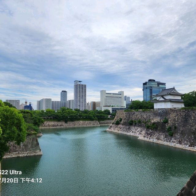 風景優美但天氣炎熱的夏季大阪城