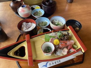 大排長龍的海鮮定食店