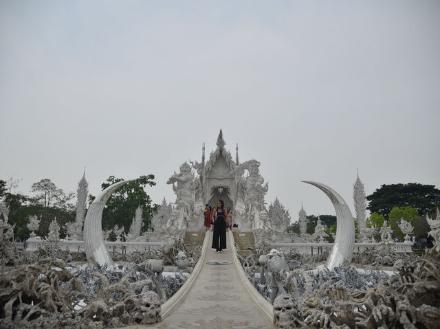 เที่ยววัดดังเชียงราย วัดร่องขุ่น
