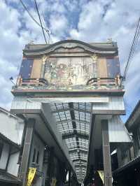 涼しげにガラス細工に癒される街