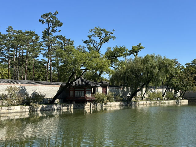  Visiting Gyeongbokgung Palace in a Korean traditional dress