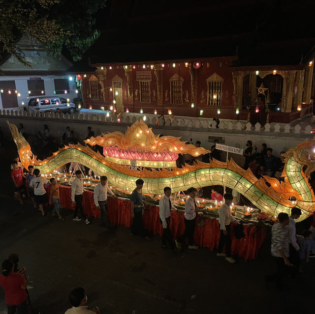 เที่ยวงานประเพณีไหลเรือไฟ หลวงพระบาง