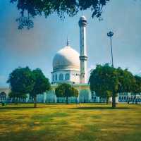 STUNNING ARCHITECTURE OF THE HAZRATBAL SHRINE.