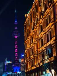 ถ่ายรูปชมแสงยามค่ำคืนที่ The Bund