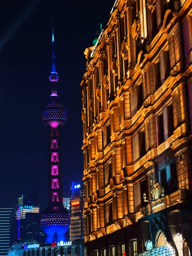 ถ่ายรูปชมแสงยามค่ำคืนที่ The Bund