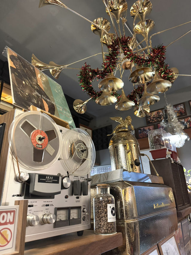 Timeless Christmas Vibes at Vintage Kissa Café 🎄