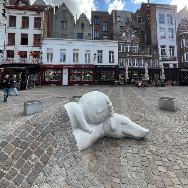 比利時🇧🇪｜超可愛的雕像出現在聖母主教堂前⛪️ 