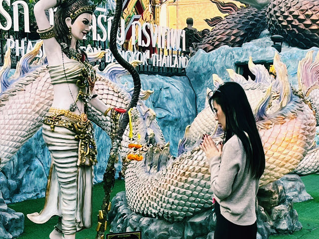 泰國曼谷當地著名求美貌與智慧的寺廟推薦：Wat Nak Prok วัดนาคปรก，適合去請願拍照打卡遊玩。