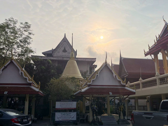泰國曼谷著名寺廟景點鬼王廟推薦：Wat Suttharam วัดสุทธาราม，適合求財運和避禍。