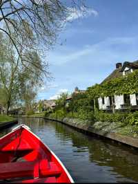 🌿🚣 Discover the Fairytale Village of Giethoorn, Netherlands! 🏡✨