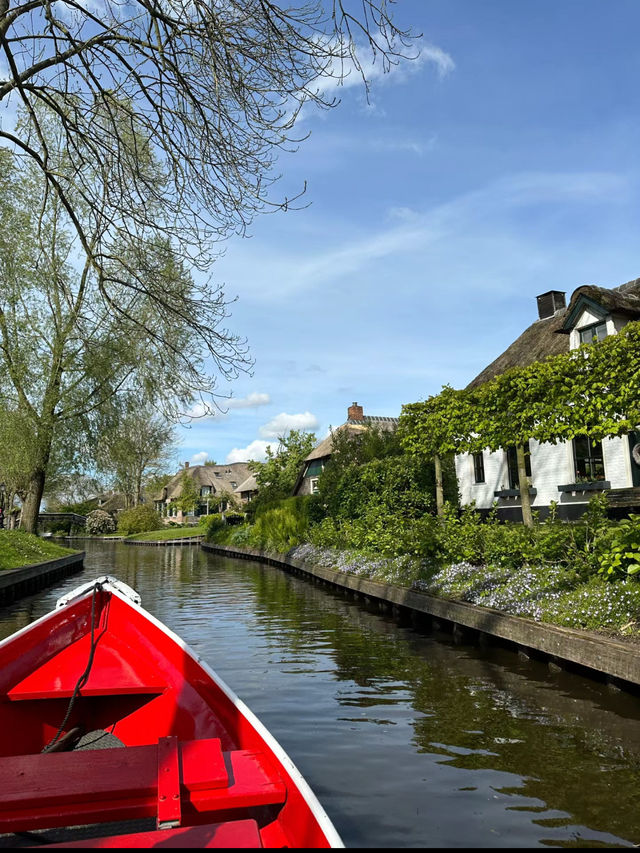 🌿🚣 Discover the Fairytale Village of Giethoorn, Netherlands! 🏡✨