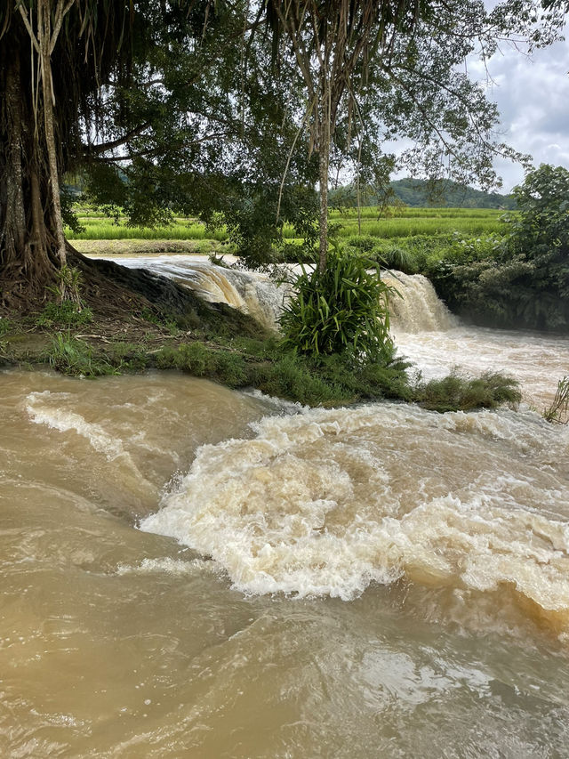 Cooling Off at Wee Kacura – A Waterfall Escape in the Rice Fields 💦🌿