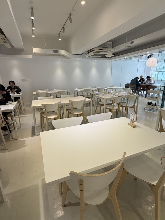白色主題餐廳的驚喜，拉花品味，藝術嘅結合