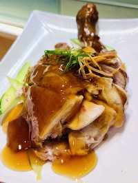 “Delicious Hainanese Chicken Rice“