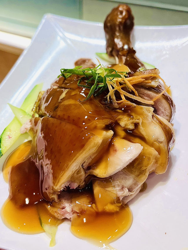 “Delicious Hainanese Chicken Rice“