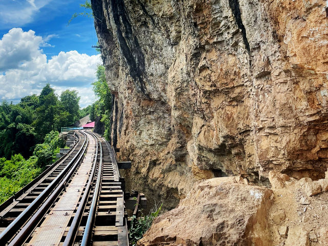 เดินชมวิวแม่น้ำแควบนสะพานรถไฟสายมรณะ 🗣️