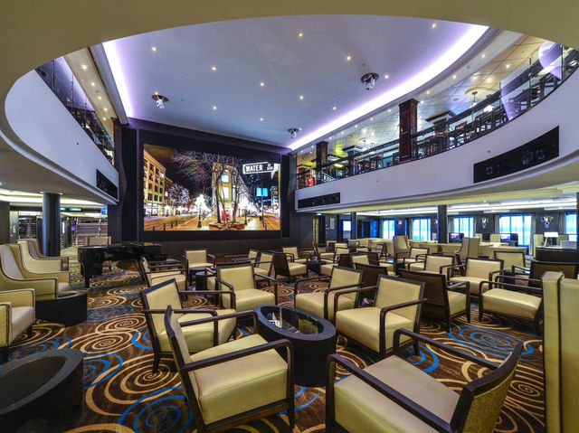 "Norwegian Breakaway: The Ship That’s Basically a NYC Party… But With More Sunscreen" 🗽🚢🌞
