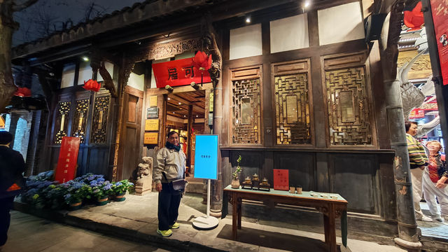 Wide and Narrow Alleys in Chengdu