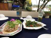 川を彩る素敵な料理🍽️🥂と風景🏞️と生演奏🎷🎸
