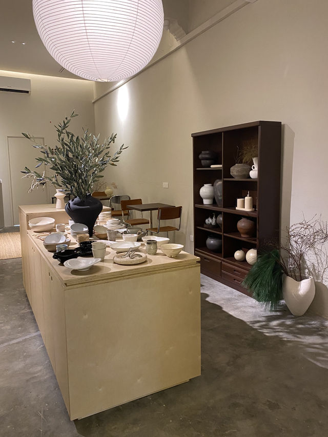Hidden ceramic store behind a cafe