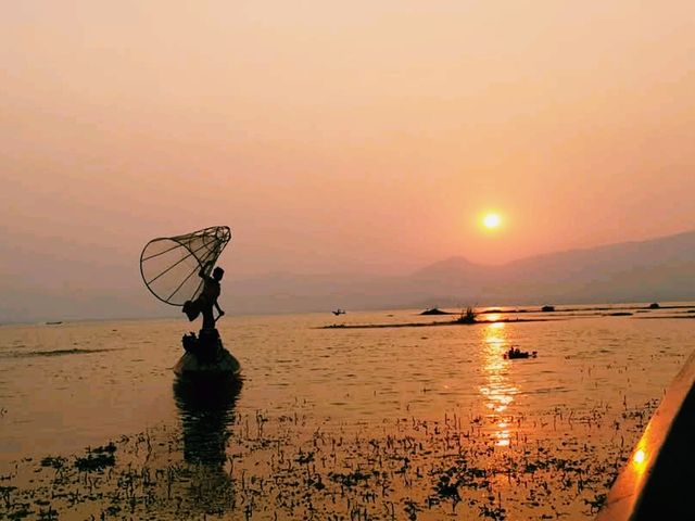 The Art of One-Leg Rowing: A Timeless Tradition of Inle Lake