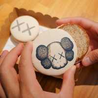  KAWS: HOLIDAY THAILAND POP-UP CAFE’ ☕️ 