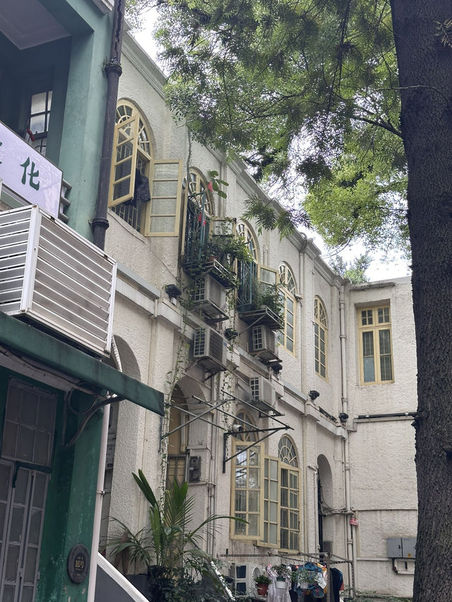ShamStroll Through Guangzhou’s Colonial Time Capsule✨  