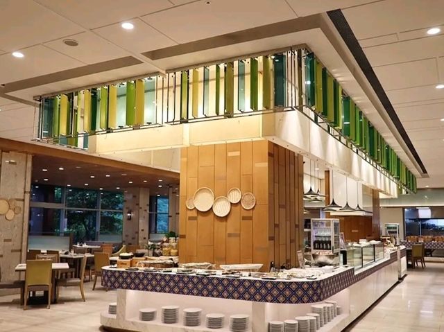 敘日全日餐廳就位於台北六福萬怡酒店的7樓，主打開放式廚房和各種豐盛的美食佳餚