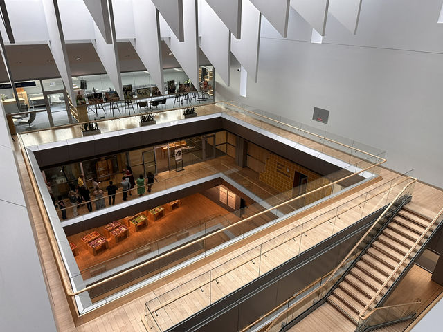 【ラトビア国立図書館｜静かに過ごせる現代建築と展望の空間】  美しい建物で感じる、文化と落ち着きのひととき
