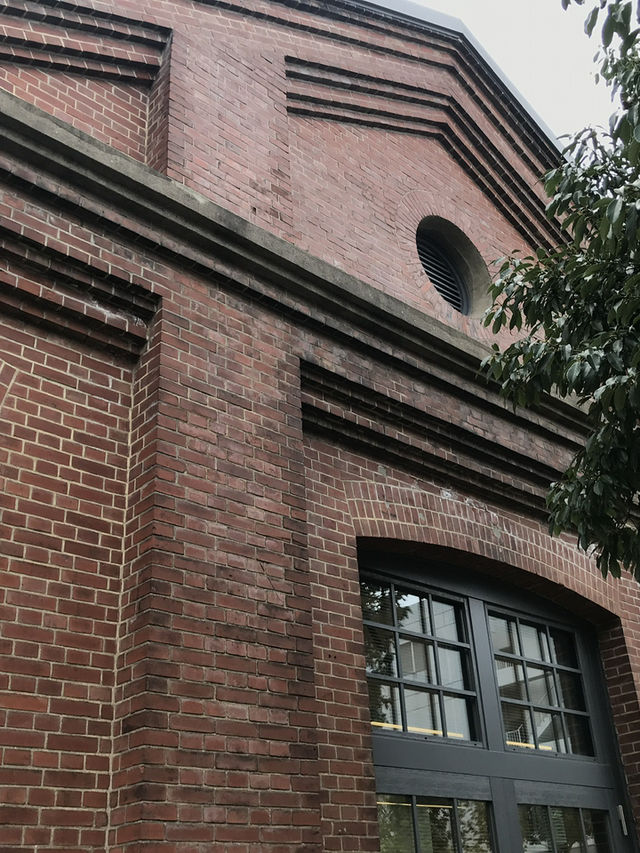 【東京都北区　レンガ造りの中央図書館で過ごす午後のひと時】