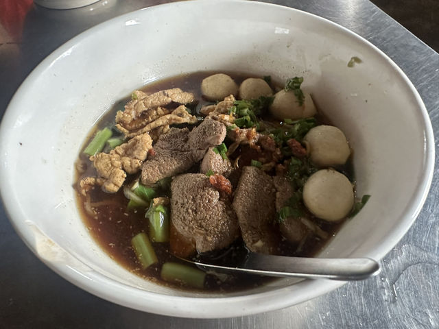 ก๋วยเตี๋ยวป้าติ๊ดหมูเลียง ท่าใหม่
