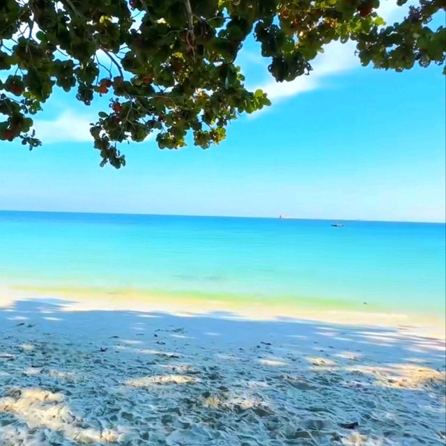 🏝️ KOH SAMET – Thailand’s Laid-Back Island Escape! 🌴
