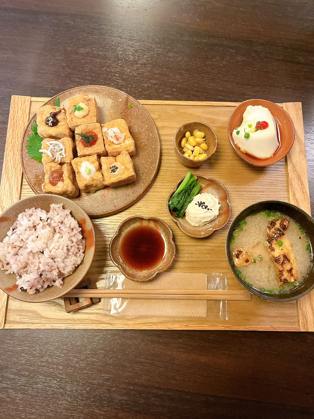 【岡山】藁葺き屋根の中で食べるランチ