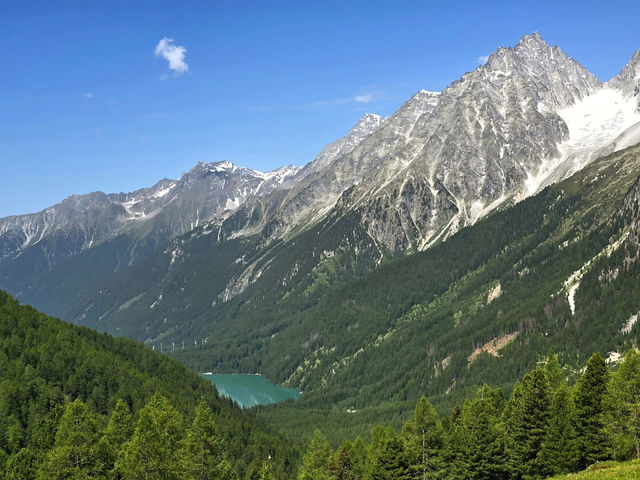 雲の下、山の静けさとともに過ごす時間。オーストチロルの風景は、心の奥まで澄み渡る。