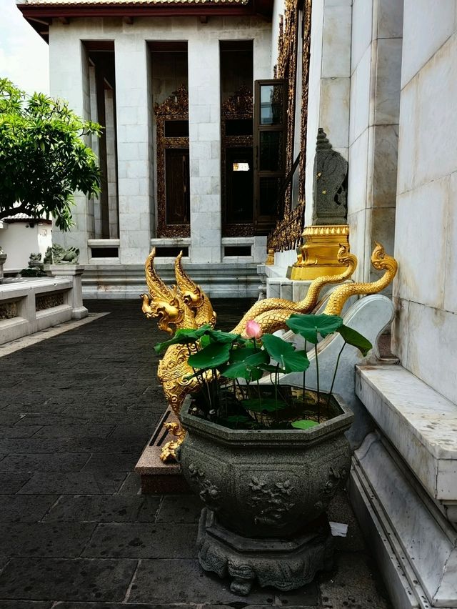 วัดบวรนิเวศวิหาร – ศูนย์รวมจิตใจกลางกรุง 