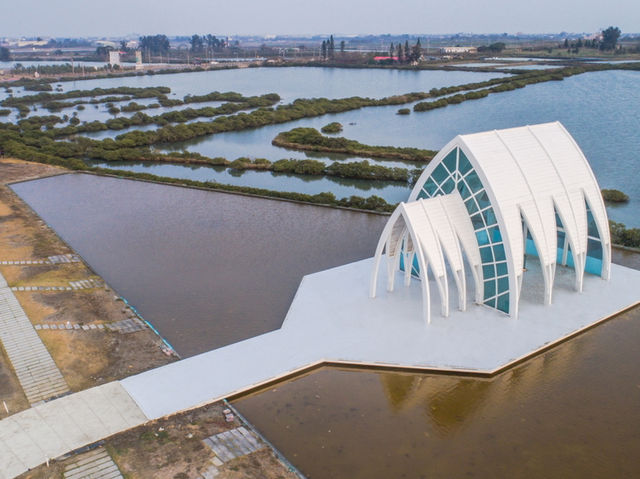 從鹽堆到婚紗聖地：探索北門水晶教堂的光影魔法