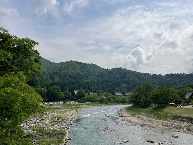 【夏日合掌村散策】在綠意與山風中，一人一支霜淇淋的悠閒午後🍦🌿