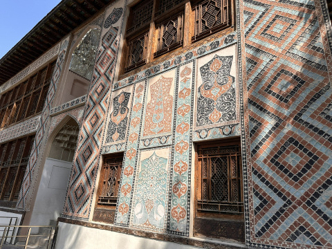 Şəki Xan Sarayı／シェキ・ハーン宮殿｜大カフカス麓に佇む“ガラスと