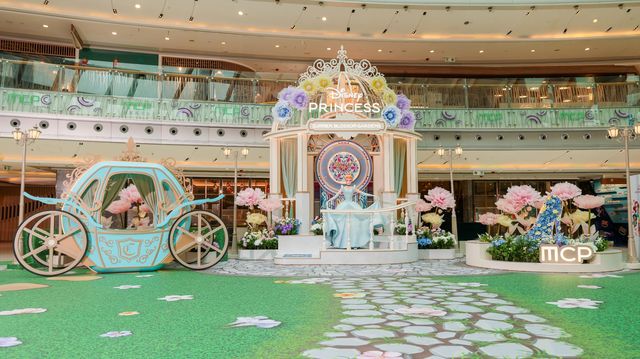 迪士尼公主經典場景  逾5,000朵仿真花打造