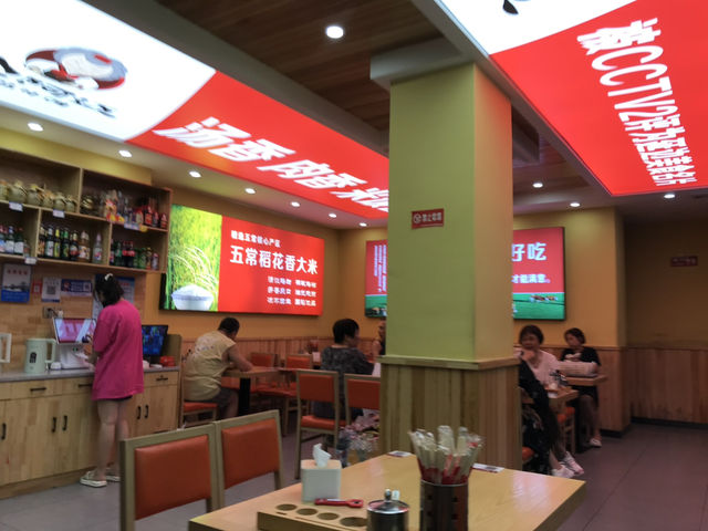 202507丹東： 安東老街夜散步：在歷史與燈火之間，尋一碗牛肉湯飯的安慰